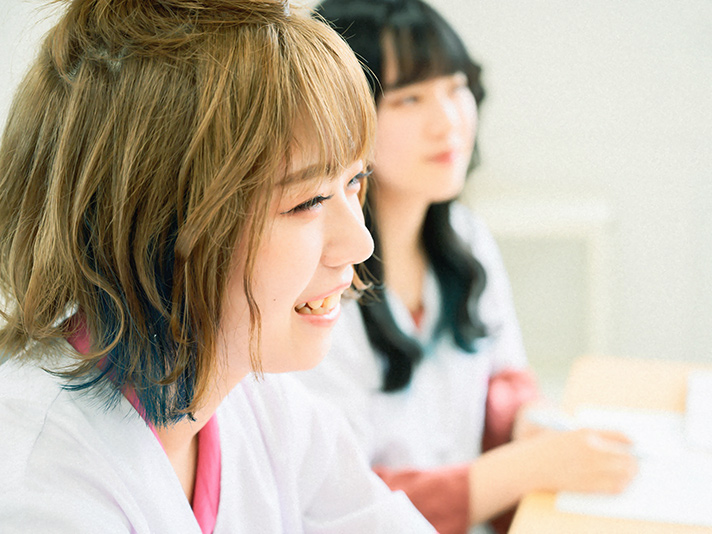 笑顔で授業を受ける学生