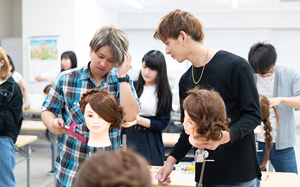 ヘアセットを学ぶ学生たち