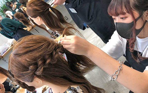 ヘアアレンジ の練習する学生たち