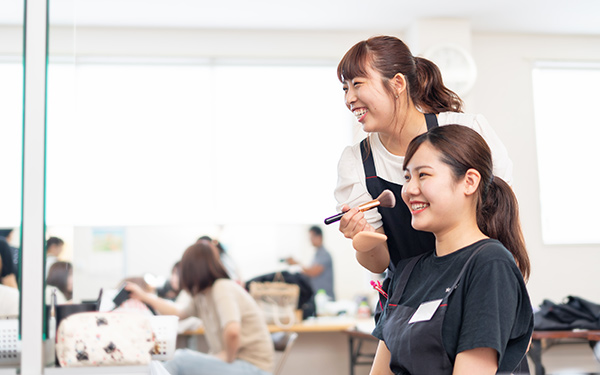メイクアップの練習をする様子