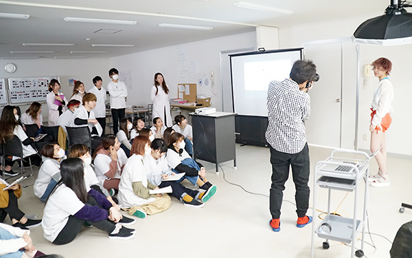 学生モデルを撮影する様子