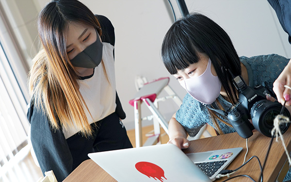パソコンで撮影写真を確認する学生たち