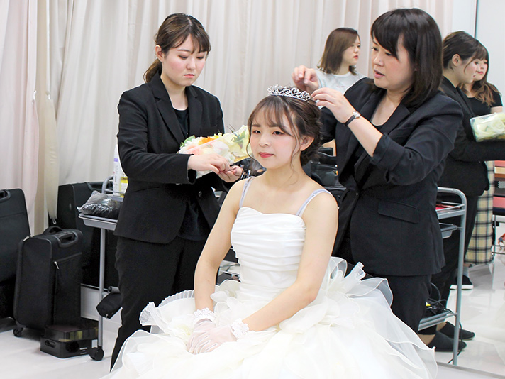 ウエディングドレスの着付けの様子