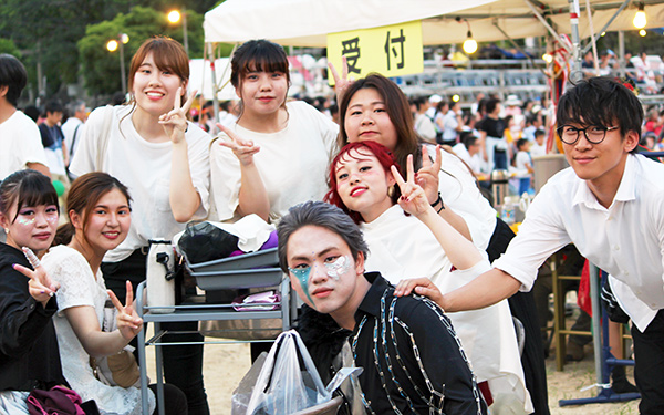 おどるんや紀州よさこい祭りでショーを待つ学生たち