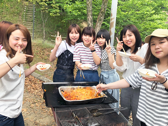 遠足でバーベキューする学生たち